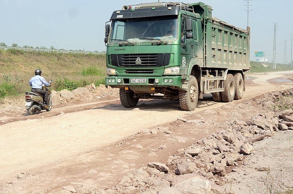 Đường gom cao tốc Hà Nội - Bắc Giang bị Đường gom cao tốc Hà Nội - Bắc Giang bị