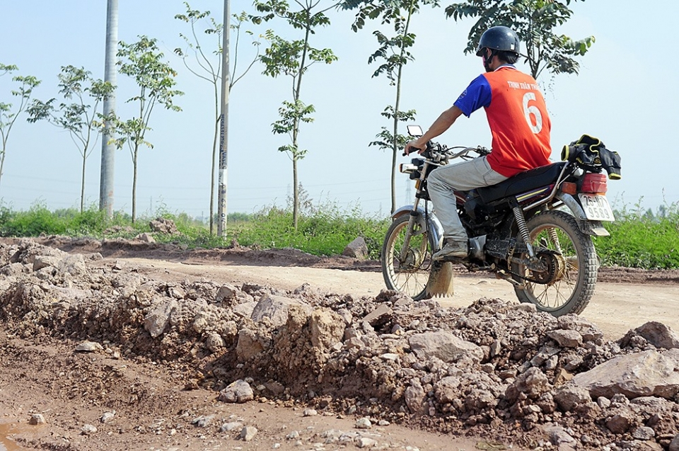 Đường gom cao tốc Hà Nội - Bắc Giang bị Đường gom cao tốc Hà Nội - Bắc Giang bị