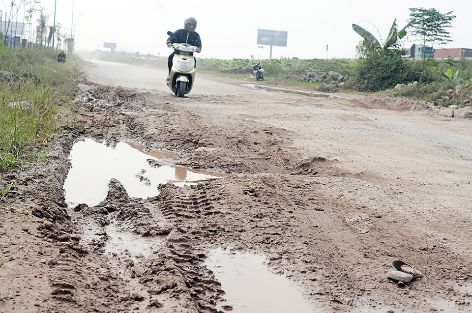 Đường gom cao tốc Hà Nội - Bắc Giang bị Đường gom cao tốc Hà Nội - Bắc Giang bị