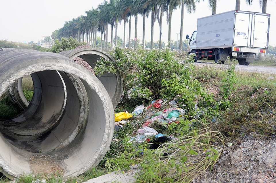 Đường gom cao tốc Hà Nội - Bắc Giang bị Đường gom cao tốc Hà Nội - Bắc Giang bị