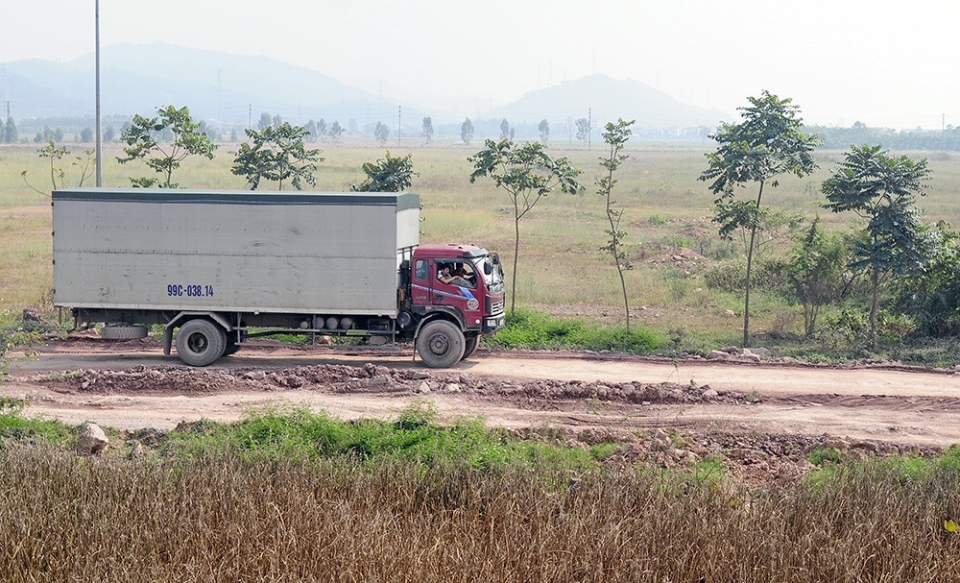 Đường gom cao tốc Hà Nội - Bắc Giang bị Đường gom cao tốc Hà Nội - Bắc Giang bị