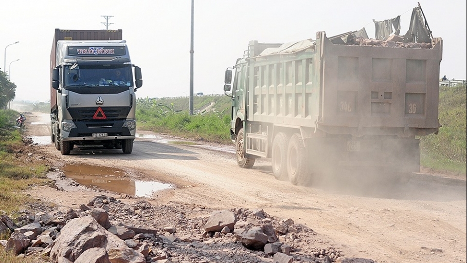 Đường gom cao tốc Hà Nội - Bắc Giang bị "băm" nát