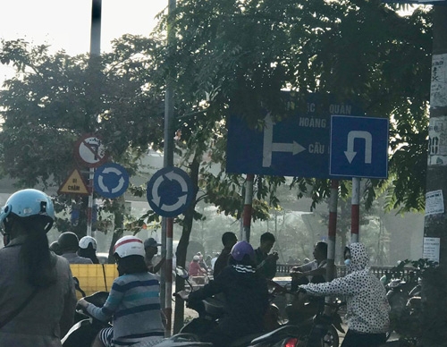 Biển báo lệch chuẩn: Khổ người đi đường! bien bao lech chuan kho nguoi di duong