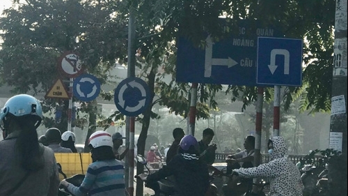 Biển báo lệch chuẩn: Khổ người đi đường!