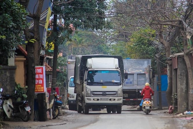 Xe quá tải nối đuôi nhau "cày nát" đường phố Hà Nội xe qua tai noi duoi nhau cay nat duong pho ha noi
