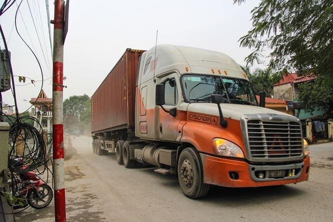 Xe quá tải nối đuôi nhau "cày nát" đường phố Hà Nội xe qua tai noi duoi nhau cay nat duong pho ha noi