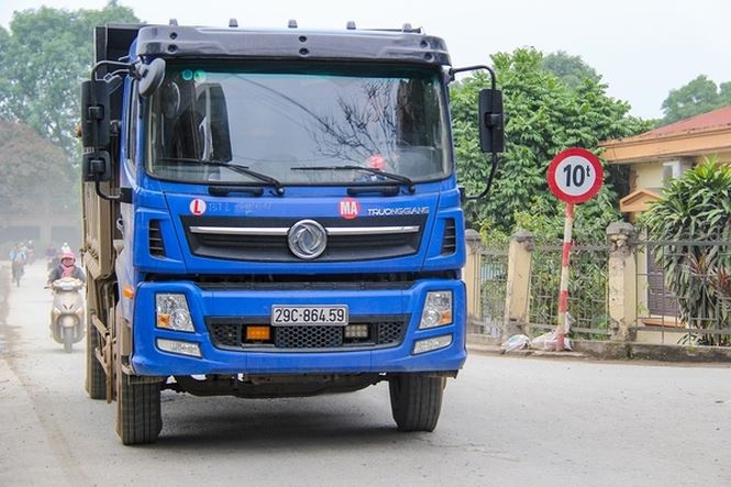 Xe quá tải nối đuôi nhau "cày nát" đường phố Hà Nội xe qua tai noi duoi nhau cay nat duong pho ha noi
