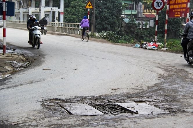 Xe quá tải nối đuôi nhau "cày nát" đường phố Hà Nội xe qua tai noi duoi nhau cay nat duong pho ha noi