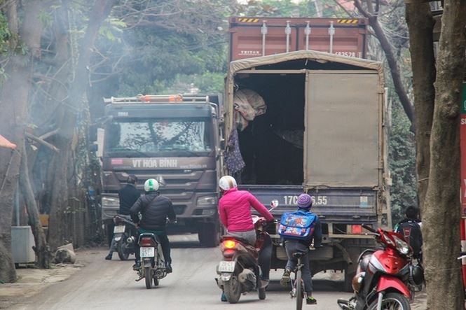 Xe quá tải nối đuôi nhau "cày nát" đường phố Hà Nội xe qua tai noi duoi nhau cay nat duong pho ha noi
