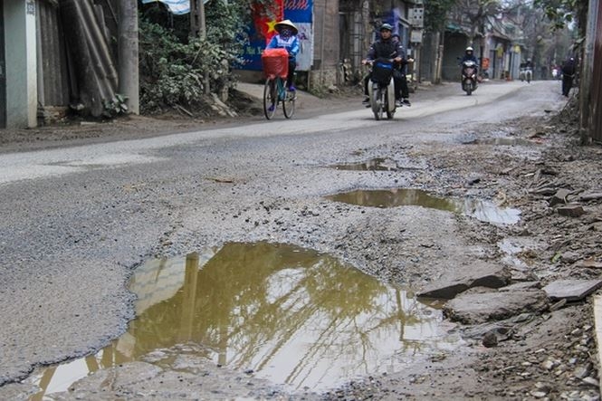 Xe quá tải nối đuôi nhau "cày nát" đường phố Hà Nội xe qua tai noi duoi nhau cay nat duong pho ha noi