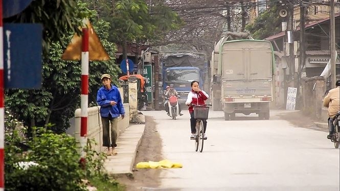 Xe quá tải nối đuôi nhau "cày nát" đường phố Hà Nội xe qua tai noi duoi nhau cay nat duong pho ha noi
