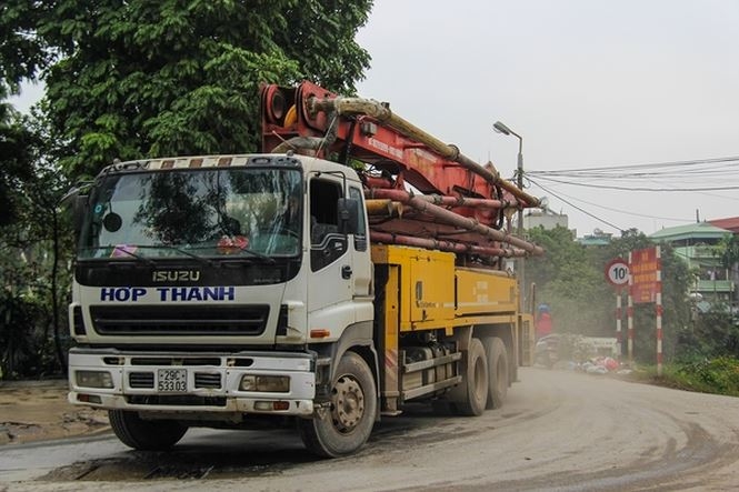 Xe quá tải nối đuôi nhau "cày nát" đường phố Hà Nội xe qua tai noi duoi nhau cay nat duong pho ha noi