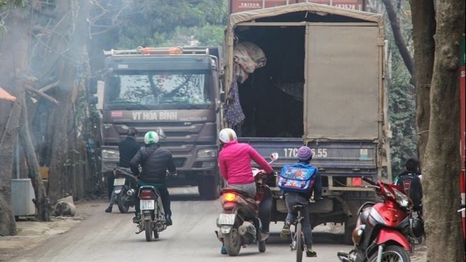 Xe quá tải nối đuôi nhau "cày nát" đường phố Hà Nội
