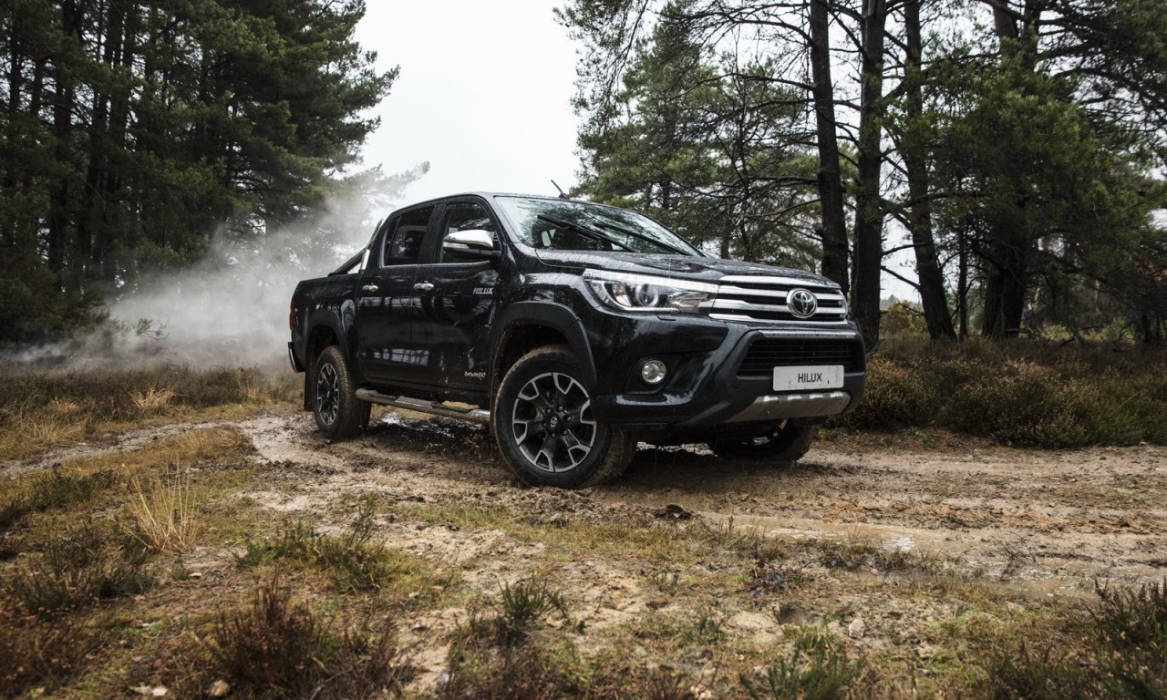 toyota hilux danh dau chang duong nua the ky voi phien ban invicible 50 chrome