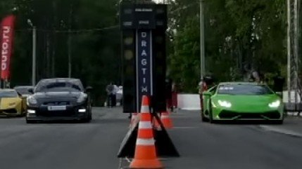 "Quái vật" Nissan GT-R đại chiến "bò tót" Lamborghini Huracan trong giá lạnh