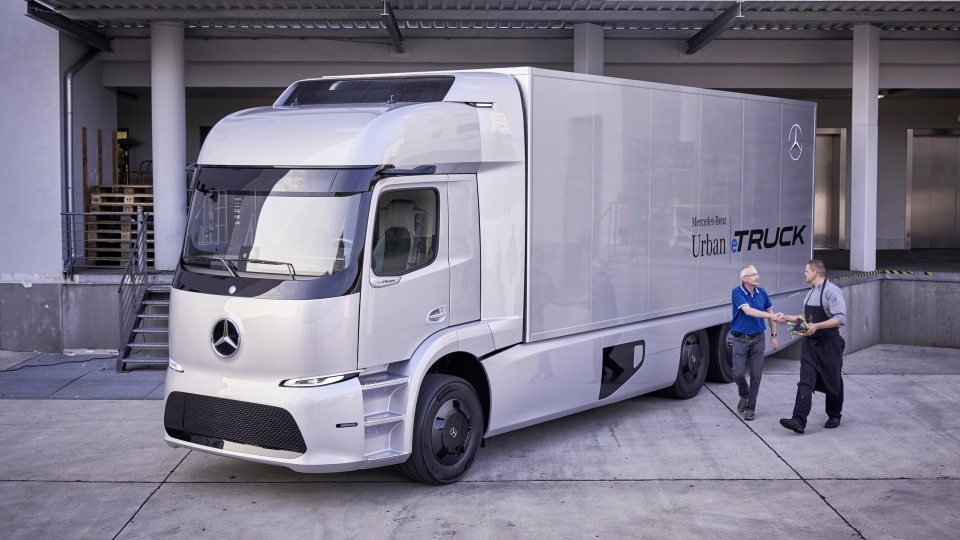 Xe đầu kéo chạy điện của Mercedes-Benz sắp tới tay các khách hàng đầu tiên