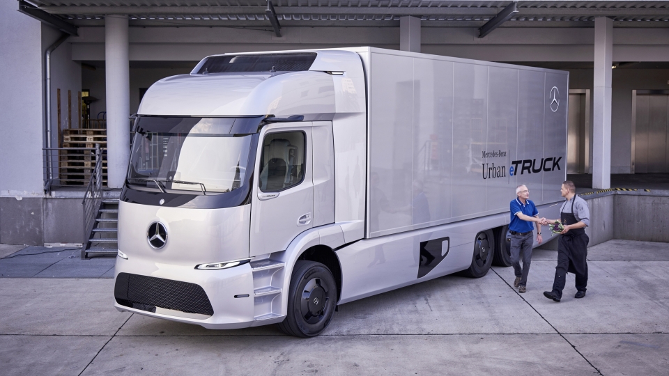 Xe đầu kéo chạy điện của Mercedes-Benz sắp tới tay các khách hàng đầu tiên xe dau keo chay dien cua mercedes benz sap toi tay cac khach hang dau tien