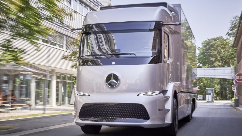 Xe đầu kéo chạy điện của Mercedes-Benz sắp tới tay các khách hàng đầu tiên xe dau keo chay dien cua mercedes benz sap toi tay cac khach hang dau tien