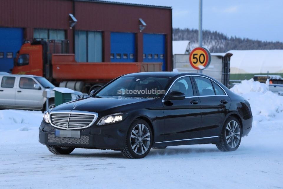 Mercedes-Benz C-Class 2018 lộ diện gần hết trên đường chạy thử mercedes benz c class 2018 gan nhu lo dien hoan toan tren duong thu