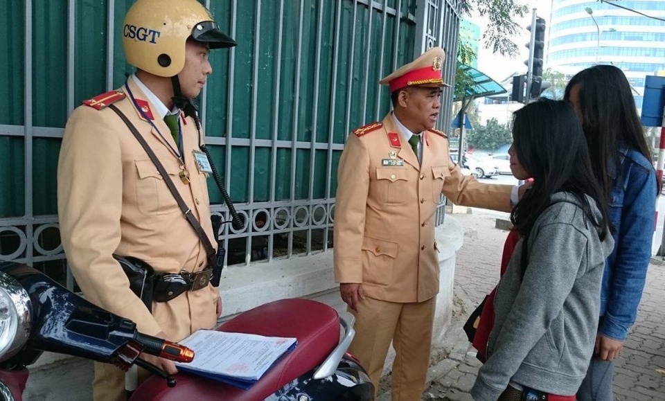 Xử lý ô tô đỗ trên vỉa hè: Không có ngoại lệ, can thiệp hay "xin xỏ" xu ly o to do tren via he khong co ngoai le can thiep hay xin xo