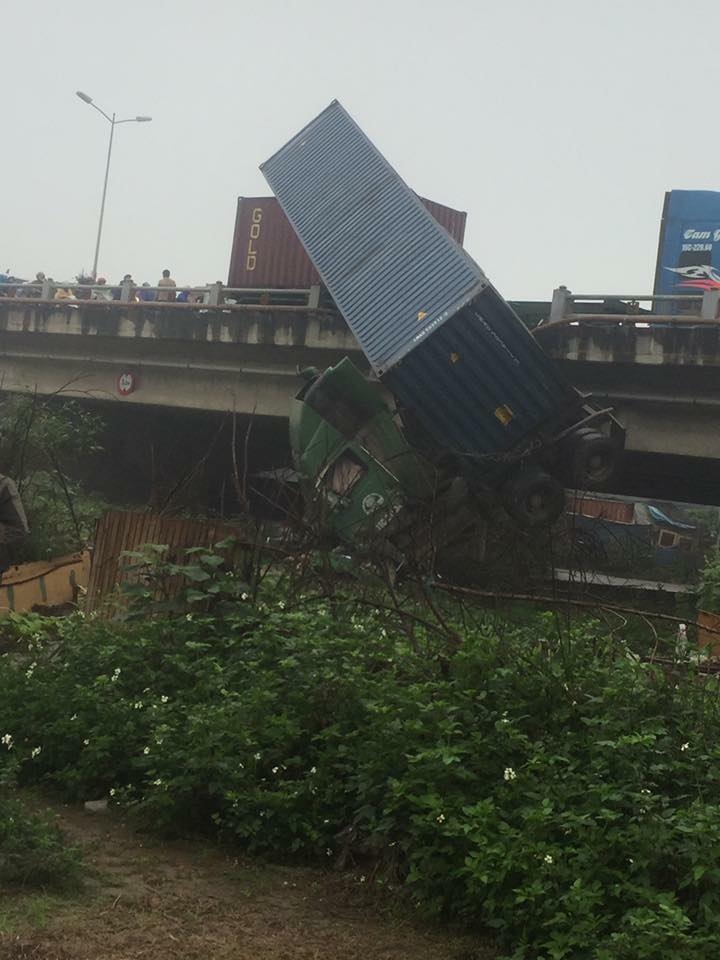 nhieu xe tai va xe container gap tai nan cau thanh tri un tac nghiem trong