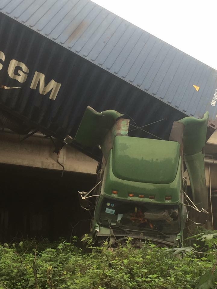 nhieu xe tai va xe container gap tai nan cau thanh tri un tac nghiem trong
