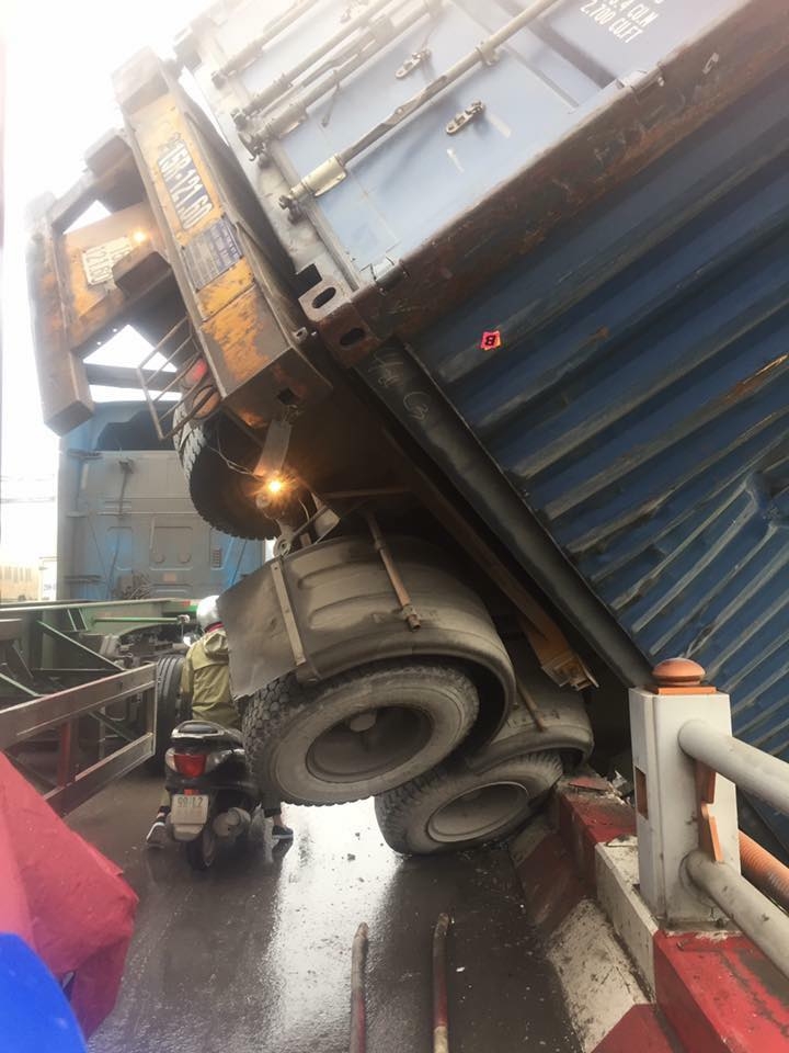nhieu xe tai va xe container gap tai nan cau thanh tri un tac nghiem trong