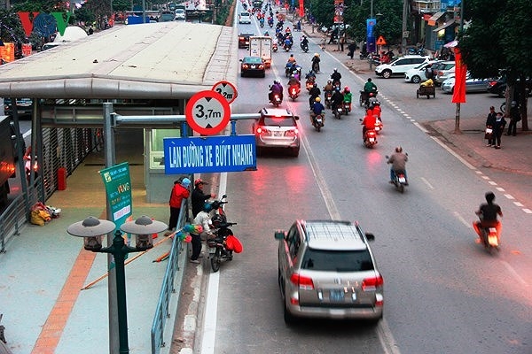 Hà Nội khẳng định không cho xe buýt thường đi vào làn BRT ha noi khang dinh khong cho xe buyt thuong di vao lan brt
