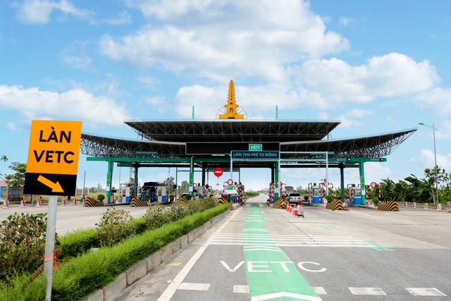 100% xe ô tô ở Việt Nam được dán tem thu phí không dừng từ năm 2018 100 xe o to o viet nam duoc dan tem thu phi khong dung tu nam 2018