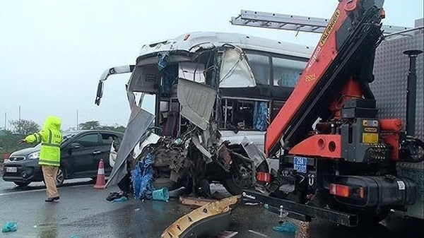 Đại tá CSGT nhận định về vụ xe khách đâm xe cứu hỏa trên cao tốc dai ta csgt nhan dinh ve vu xe khach dam xe cuu hoa tren cao toc