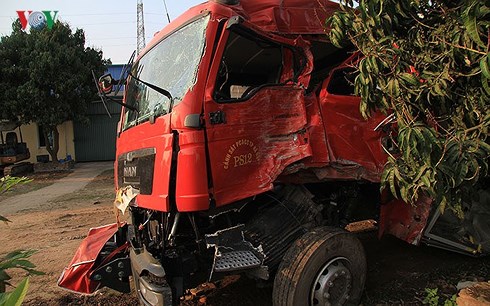 Đại tá CSGT nhận định về vụ xe khách đâm xe cứu hỏa trên cao tốc dai ta csgt nhan dinh ve vu xe khach dam xe cuu hoa tren cao toc