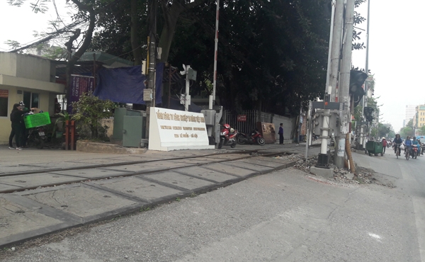 Hàng trăm đường ngang không đạt chuẩn, loại bỏ cách nào? hang tram duong ngang khong dat chuan loai bo cach nao