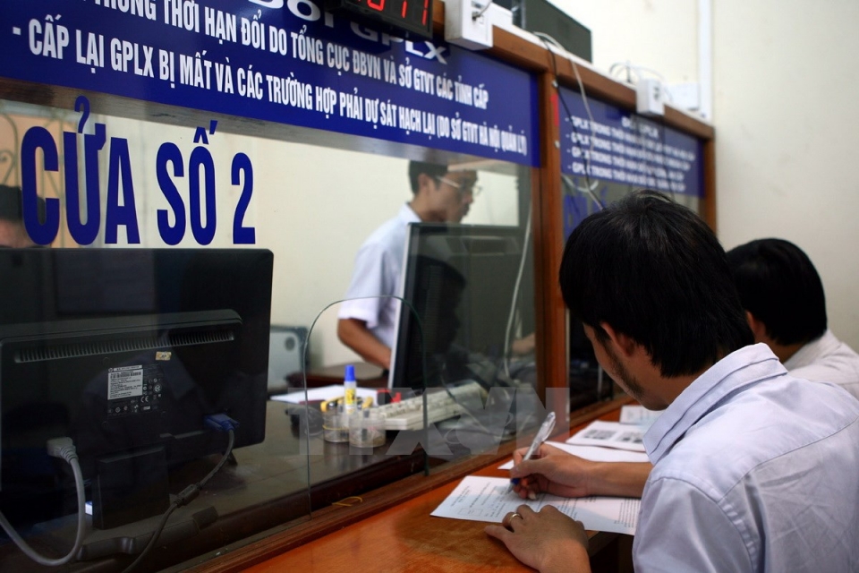 Bãi bỏ quy định buộc đổi bằng lái xe vật liệu giấy sang nhựa bai bo quy dinh buoc doi bang lai xe vat lieu giay sang nhua