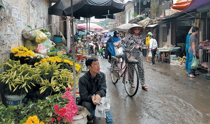 Điểm nóng giao thông: Tắc đường vì chợ “cóc” trên phố 8 - 3 diem nong giao thong tac duong vi cho coc tren pho 8 3
