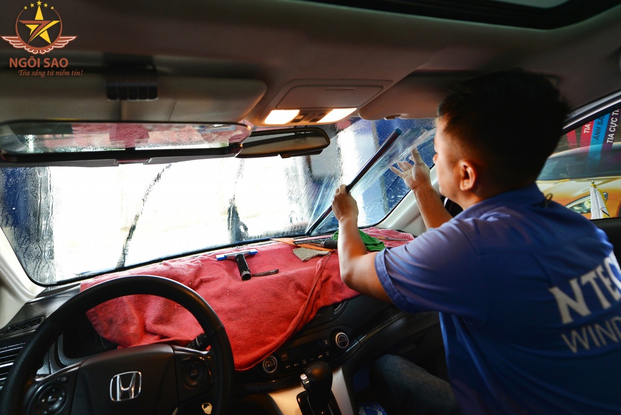 Dán phim cách nhiệt ô tô: Lưu ý gì để tránh "tiền mất, tật mang"? dan phim cach nhiet o to luu y gi de tranh tien mat tat mang
