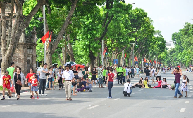 ha noi keo dai thoi gian hoat dong pho di bo dip nghi le 304 va 15