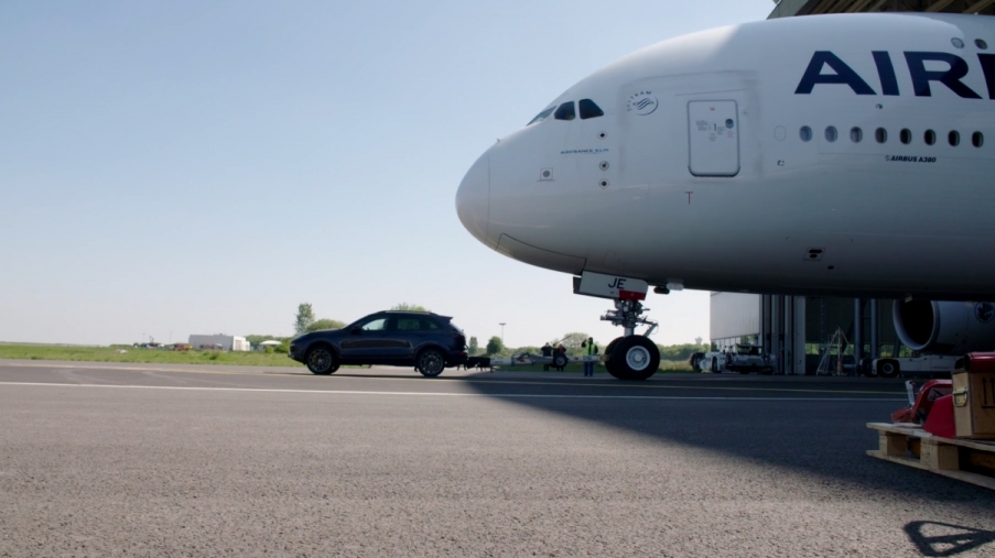 "Lực sĩ" Porsche Cayenne S phô diễn sức mạnh với màn kéo máy bay Airbus A380