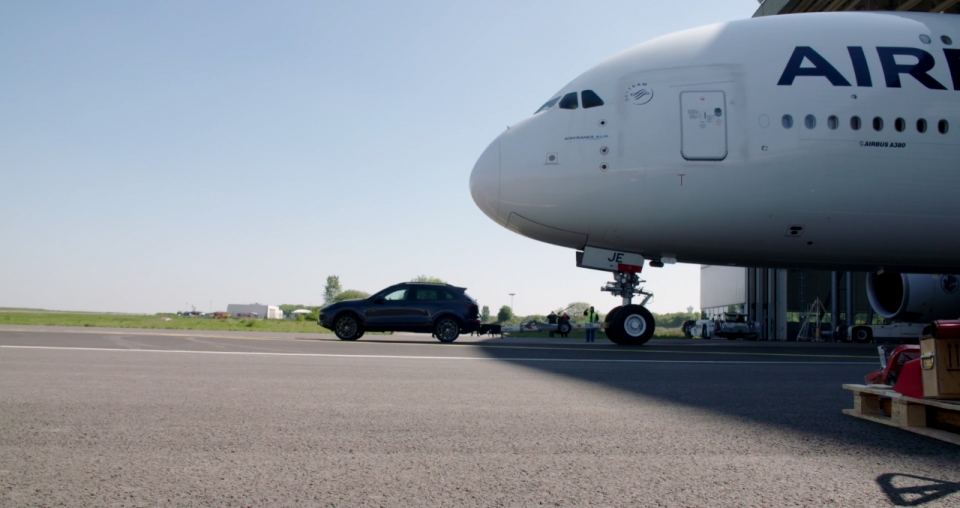 luc si porsche cayenne s pho dien suc manh voi man keo may bay airbus a380