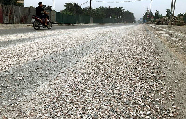ha noi canh sat giao thong dep bay da dam tren duong