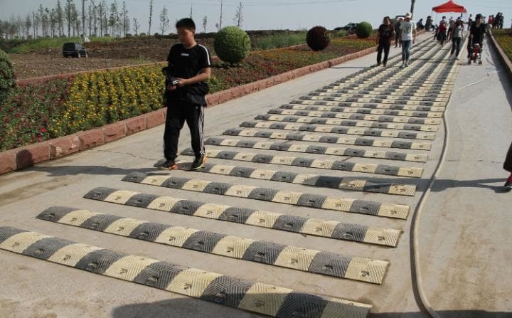 Trung Quốc lắp đặt gờ giảm tốc dành cho...người đi bộ trung quoc lap dat go giam toc danh chonguoi di bo
