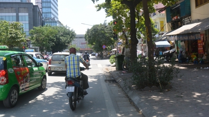 Hà Nội: Gần 200 biển báo bị che khuất được di dời, phát quang