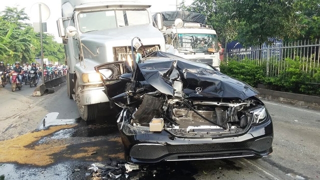 Tài xế kêu cứu trong chiếc Mercedes-Benz biến dạng