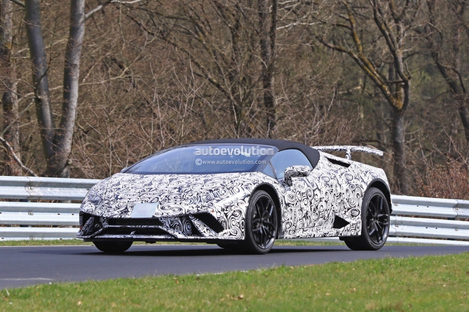 lamborghini huracan performante spyder lo dien hoan toan tren duong pho italy