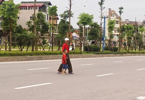Cảnh báo tình trạng người đi bộ sang đường tùy tiện canh bao tinh trang nguoi di bo sang duong tuy tien