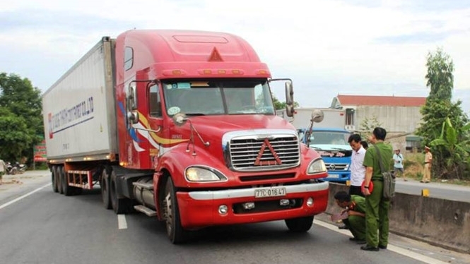 Tạm giữ hình sự tài xế container hất văng CSGT xuống đường