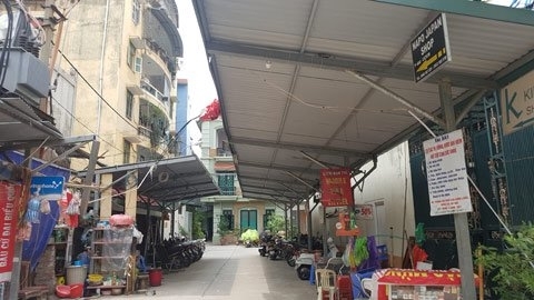 Hà Nội: Lối đi chung thành bãi gửi xe, đường biến dạng