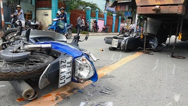 tp ho chi minh xe dien gay tai nan lien hoan nguoi nam la liet tren duong pho