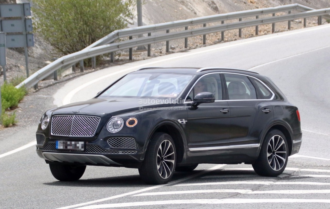bentley bentayga hybrid lo dien hoan chinh tren duong chay thu
