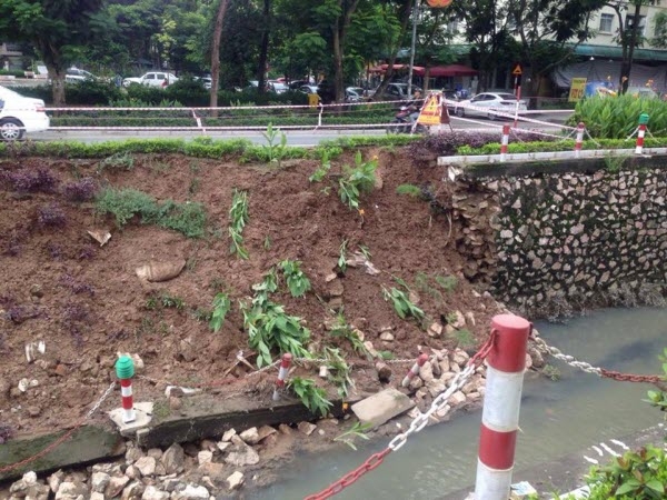 Sạt lở nghiêm trọng trên đường Nguyễn Cơ Thạch, Hà Nội sat lo nghiem trong tren duong nguyen co thach ha noi
