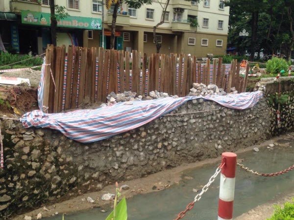 Sạt lở nghiêm trọng trên đường Nguyễn Cơ Thạch, Hà Nội sat lo nghiem trong tren duong nguyen co thach ha noi